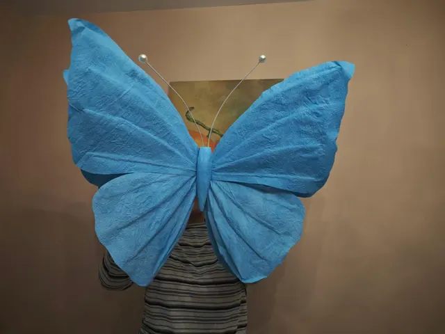 Handmade giant paper flowers and butterfly decor - workshop photo 4