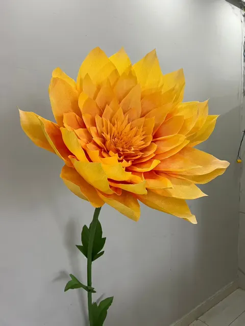 Handmade giant paper flowers and butterfly decor - workshop photo 7