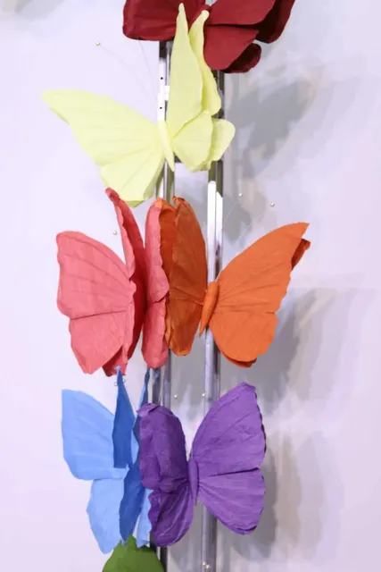 Handmade giant paper flowers and butterfly decor - workshop photo 8