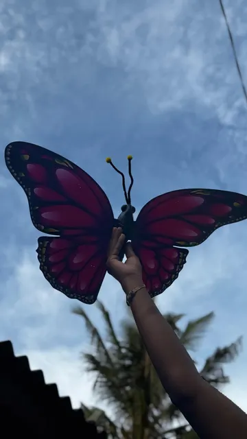 Handmade giant paper flowers and butterfly decor - workshop photo 14