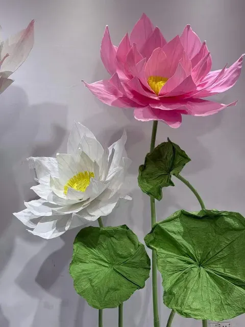 Handmade giant paper flowers and butterfly decor - workshop photo 15