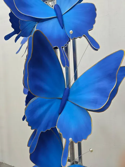 Handmade giant paper flowers and butterfly decor - workshop photo 16
