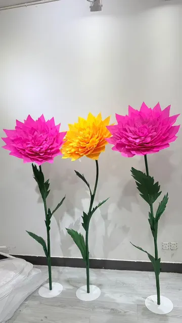 Handmade giant paper flowers and butterfly decor - workshop photo 17