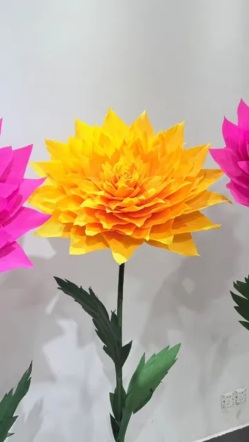 Handmade giant paper flowers and butterfly decor - workshop photo 18