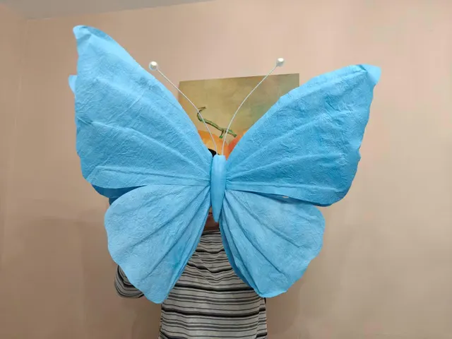 Handmade giant paper flowers and butterfly decor - workshop photo 22