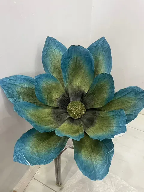Handmade giant paper flowers and butterfly decor - workshop photo 24