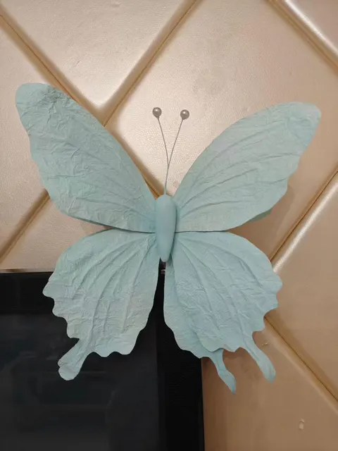 Handmade giant paper flowers and butterfly decor - workshop photo 25