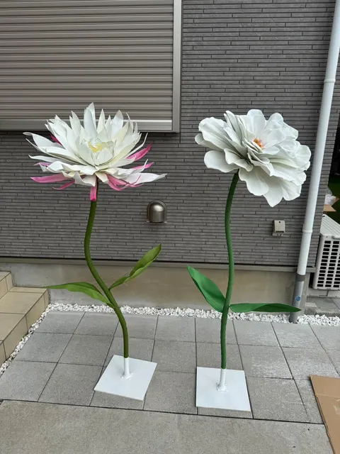 Handmade giant paper flowers and butterfly decor - workshop photo 26