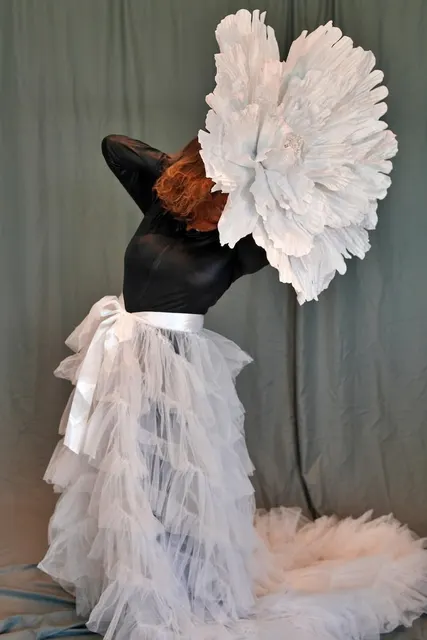 Handmade giant paper flowers and butterfly decor - workshop photo 27