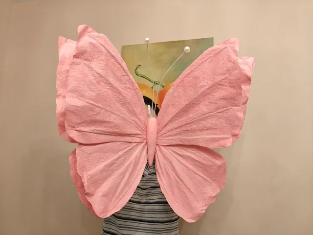 Handmade giant paper flowers and butterfly decor - workshop photo 28