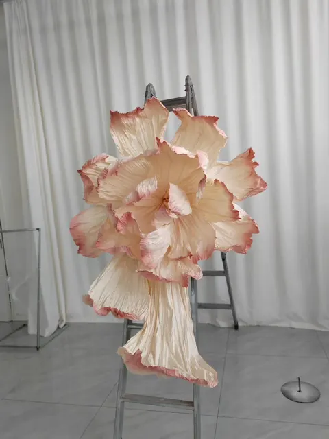 Handmade giant paper flowers and butterfly decor - workshop photo 29