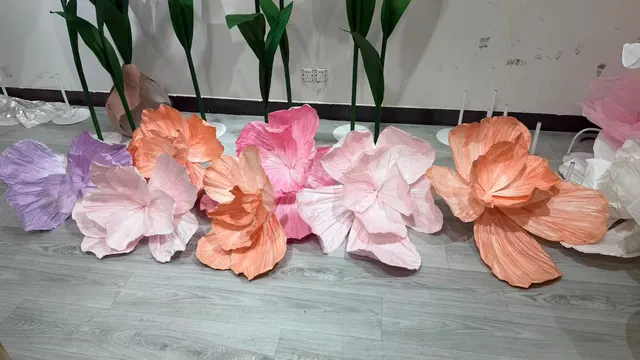 Handmade giant paper flowers and butterfly decor - workshop photo 30