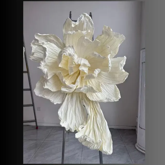 Handmade giant paper flowers and butterfly decor - workshop photo 33