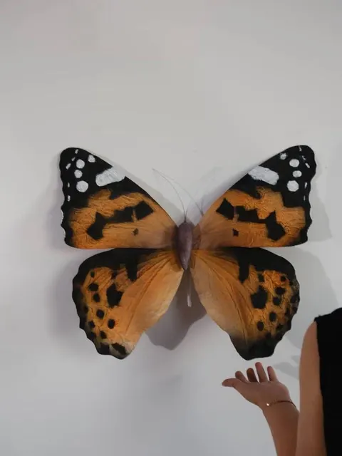 Handmade giant paper flowers and butterfly decor - workshop photo 37