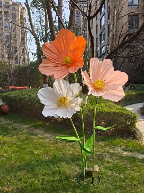 Handmade giant paper flowers and butterfly decor - workshop photo 38