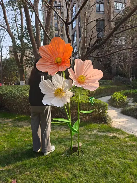 Handmade giant paper flowers and butterfly decor - workshop photo 39