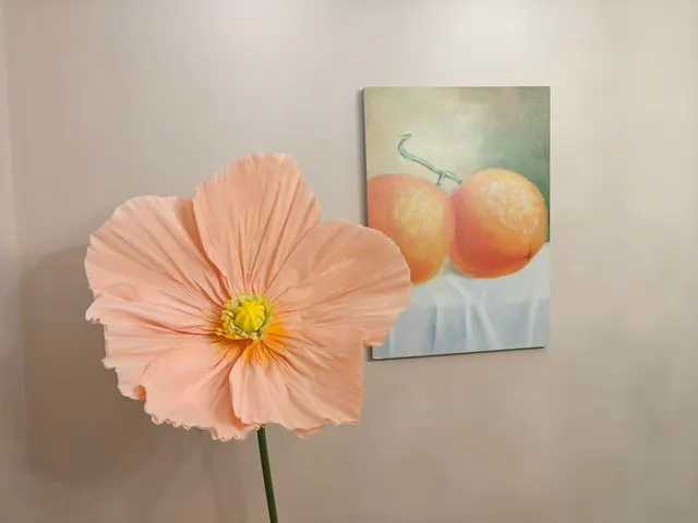Handmade giant paper flowers and butterfly decor - workshop photo 42