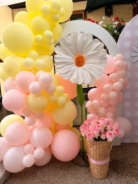 Handmade giant paper flowers and butterfly decor - workshop photo 45