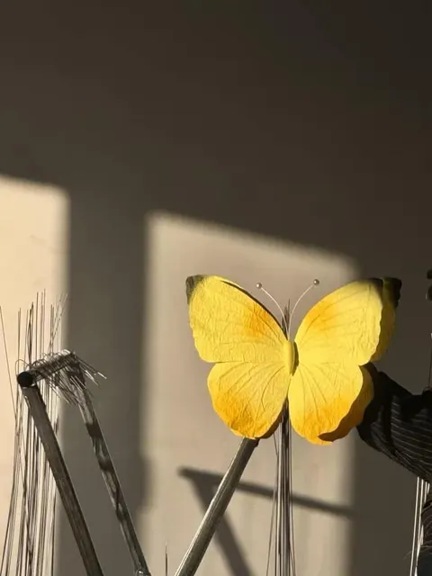 Handmade giant paper flowers and butterfly decor - workshop photo 46